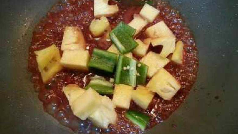 菠萝咕老豆腐, 番茄酱40克、糖半勺加淀粉1勺和适量清水调成汁，将料汁放入锅里烧烧开后放入菠萝翻炒片刻加入青椒块翻炒片刻。