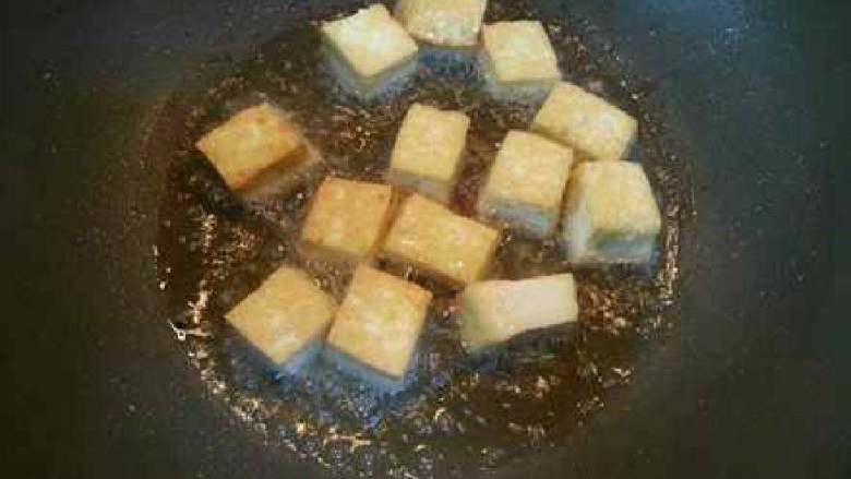 菠萝咕老豆腐,<a style='color:red;display:inline-block;' href='/shicai/ 597'>菠萝</a>、<a style='color:red;display:inline-block;' href='/shicai/ 465'>豆腐</a>1、<a style='color:red;display:inline-block;' href='/shicai/ 61'>青椒</a>、<a style='color:red;display:inline-block;' href='/shicai/ 699'>番茄酱</a>、<a style='color:red;display:inline-block;' href='/shicai/ 10588'>糖</a>、盐、	淀粉 老<a style='color:red;display:inline-block;' href='/shicai/ 465'>豆腐</a>切块，平底锅少许油烧至7-8成热时放入<a style='color:red;display:inline-block;' href='/shicai/ 465'>豆腐</a>块煎至两面金黄即可捞出备用。