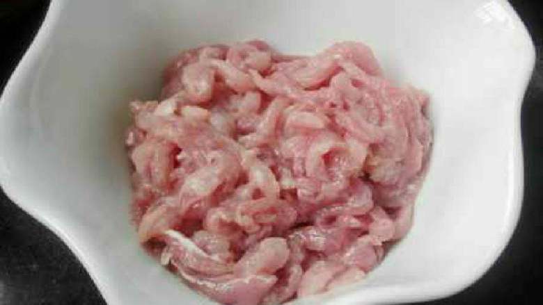 瘦肉炒三丝,<a style='color:red;display:inline-block;' href='/shicai/ 429'>瘦肉</a>切丝，加少许油、盐、淀粉拌匀稍腌一会儿。