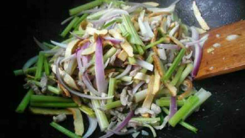 瘦肉炒三丝,加入香干、芹菜、洋葱炒匀。