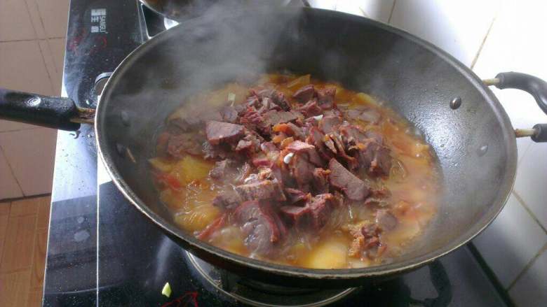 自制(宁夏炒烩肉),放入酱牛肉片块儿翻炒;