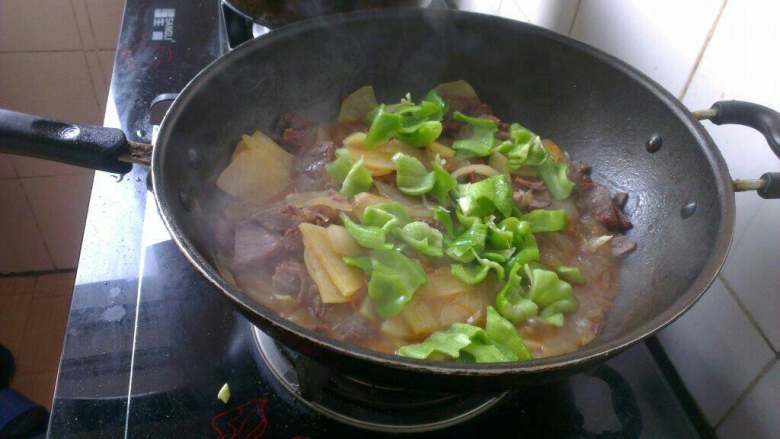 自制(宁夏炒烩肉),最后下青椒片儿炒匀,关火!