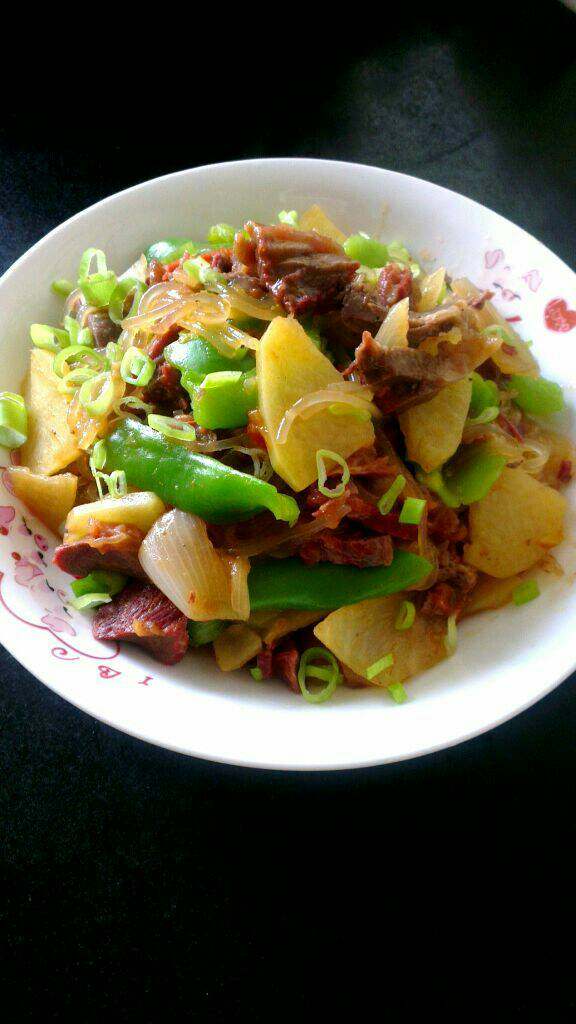 自制(宁夏炒烩肉),盛盘后可以撒点葱花作为点缀,即可食用*^_^*