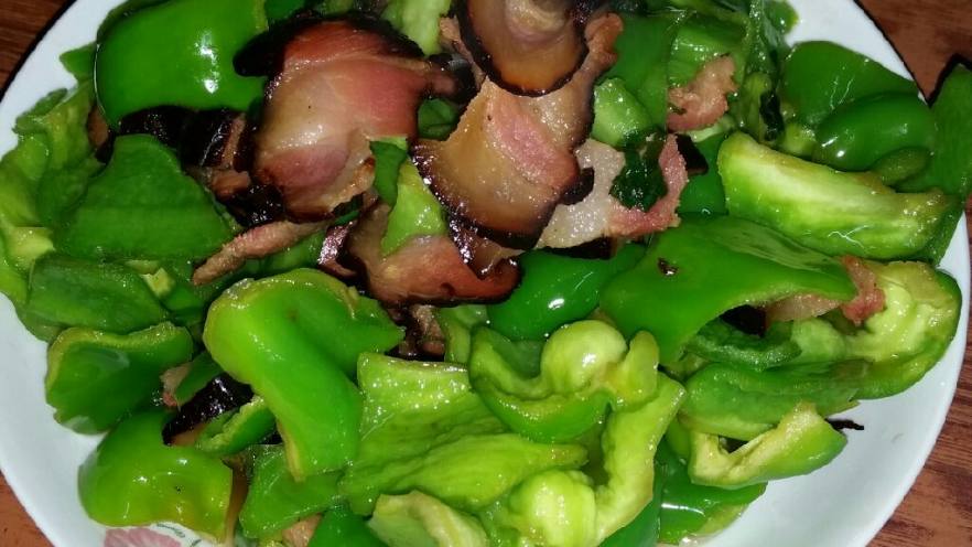 腊肉炒青椒