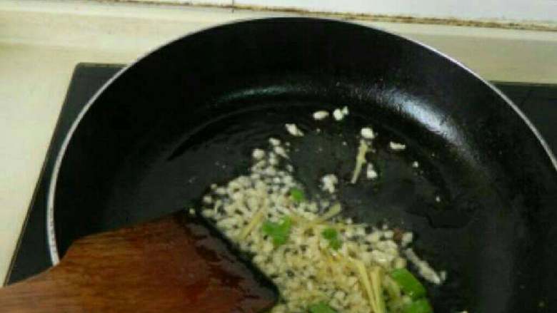 自制油焖大虾,然后再爆香蒜末和葱姜末。