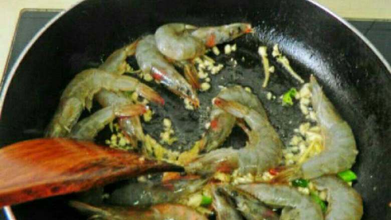 自制油焖大虾,倒入基围虾翻炒至变红色。