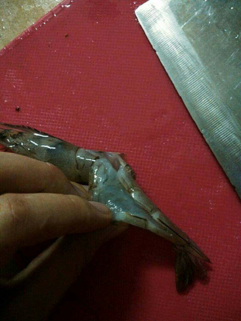 蒜香大虾,如图，然后挑去虾线