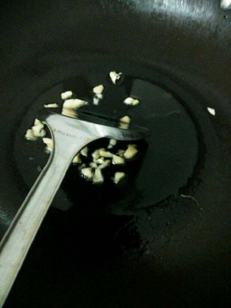蒜香大虾,锅里倒入适量油爆香蒜粒
