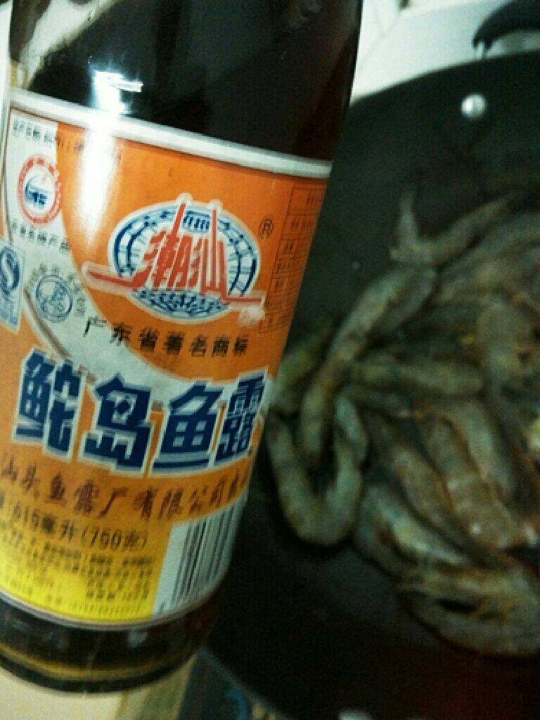 蒜香大虾,把虾放入锅中，倒入<a style='color:red;display:inline-block;' href='/shicai/ 714'>鱼露</a>