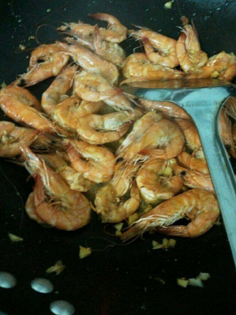 蒜香大虾,翻炒均匀
