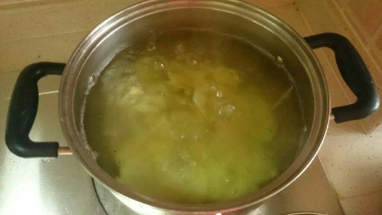 最适合夏天的酸辣土豆片,烧开水,加盐,将土豆片放在开水中煮大概3分钟左右