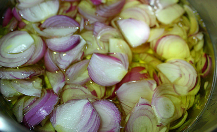 红葱酥,<a style='color:red;display:inline-block;' href='/shicai/ 2762'>红葱头</a>剥去外皮后切成片
