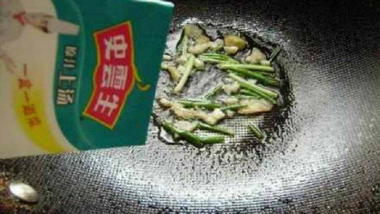 肉丝豆腐猪血汤, 坐锅上火，倒入适量油， 加入葱段、姜片、蒜末煸香，倒入适量<a style='color:red;display:inline-block;' href='/shicai/ 13417'>酒</a>，加入史云生清鸡汤适量。