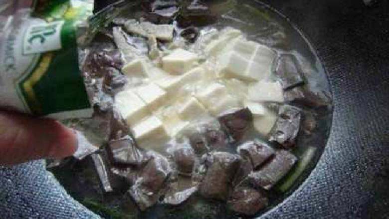肉丝豆腐猪血汤,倒入猪血块、豆腐块、<a style='color:red;display:inline-block;' href='/shicai/ 4613'>肉丝</a>烧开，加盖中小火煮十分钟， 加入适量盐，勾薄芡，撒入<a style='color:red;display:inline-block;' href='/shicai/ 134296'>白胡椒粉</a>、鲜辣粉。