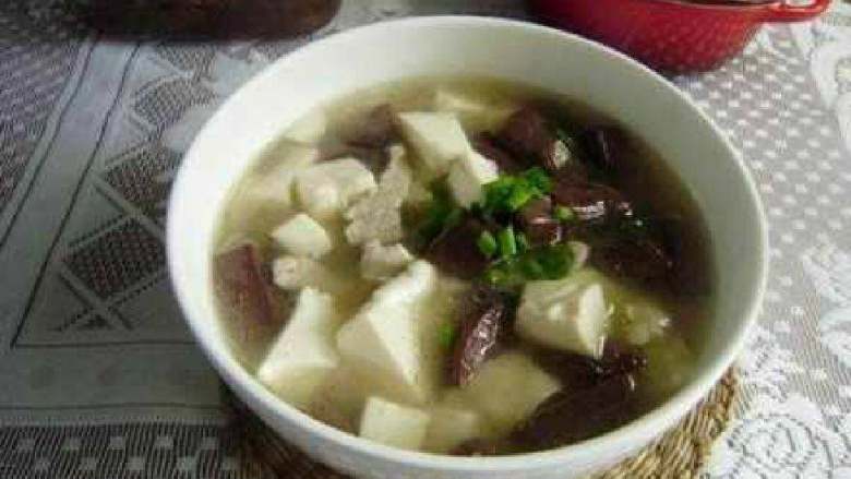 肉丝豆腐猪血汤,盛出,滴入少许<a style='color:red;display:inline-block;' href='/shicai/ 5506'>麻油</a>即可