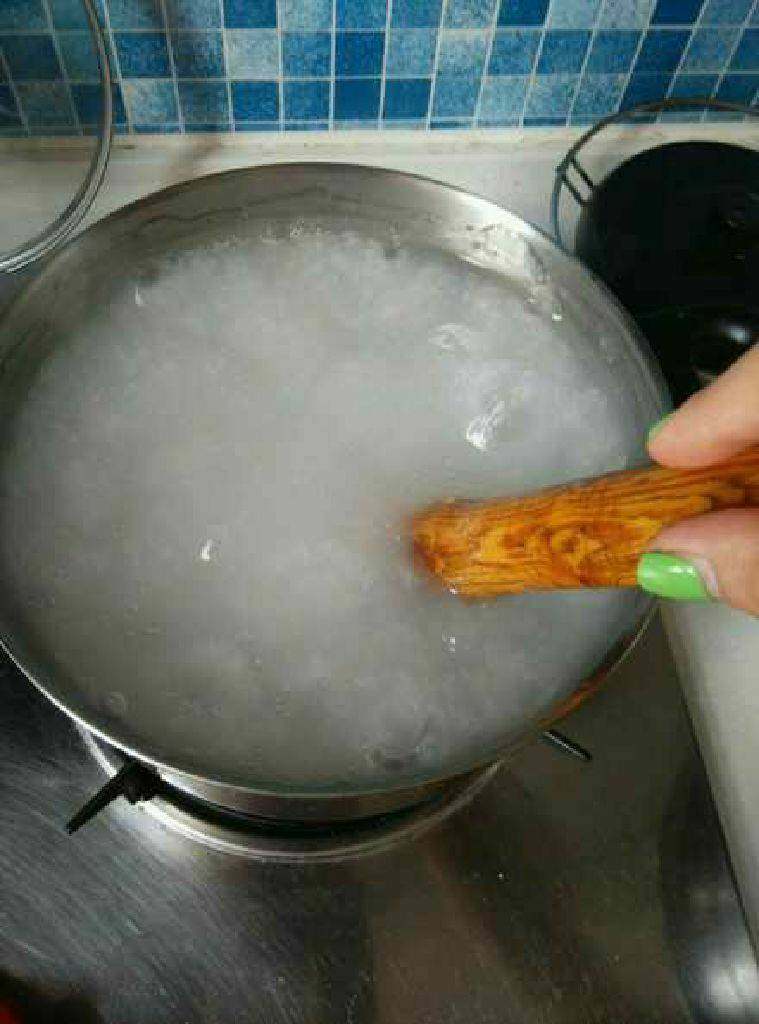 自制绿豆凉粉, 倒入后继续搅拌加热,慢慢锅里开始冒泡,继续搅拌 至冒大泡时在煮1分钟即可关火。