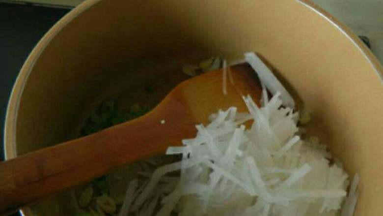 虾皮萝卜丝蛋汤,加入萝卜丝翻炒。