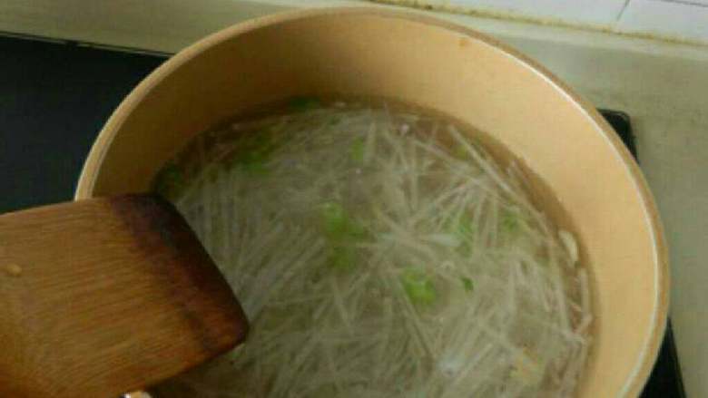 虾皮萝卜丝蛋汤,然后加适量清水，少许鲜鸡汁。