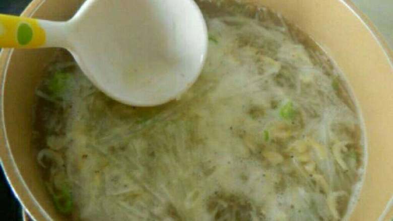 虾皮萝卜丝蛋汤,煮开后撇去浮沫，加少许盐煮5分钟。
