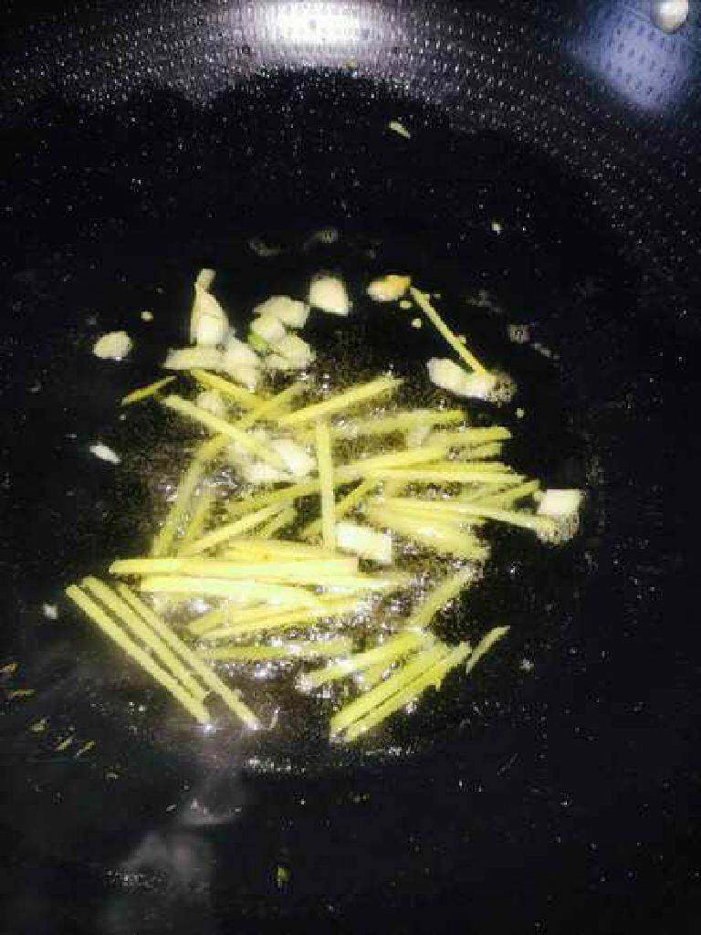 青椒肉丝,油下锅,蒜瓣、姜丝下锅,翻炒出香味。