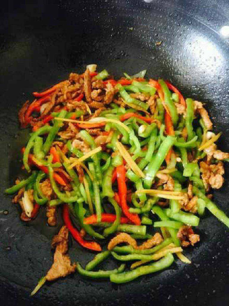 青椒肉丝,青椒、红椒丝一起下锅,加适当的盐,大火翻炒两分钟,加点鸡精提味,滴几滴香油,关火完成。