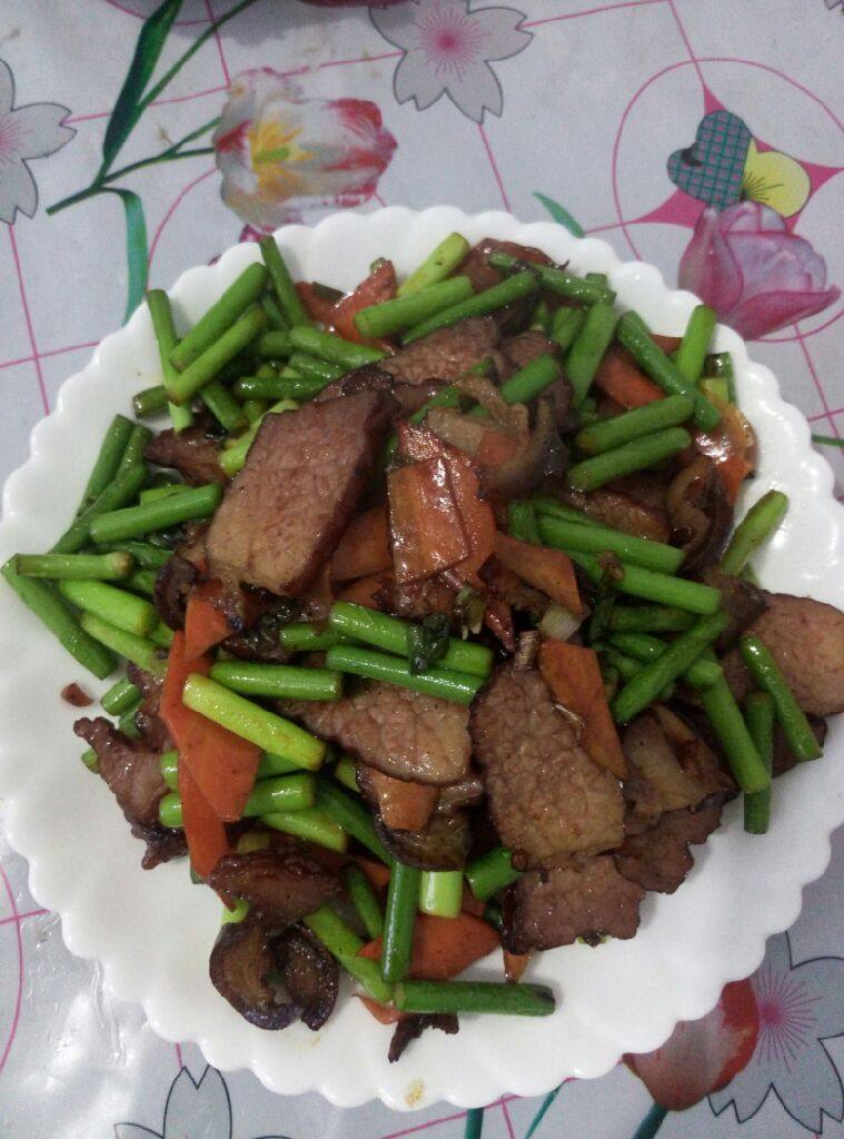 腊肉炒蒜苔