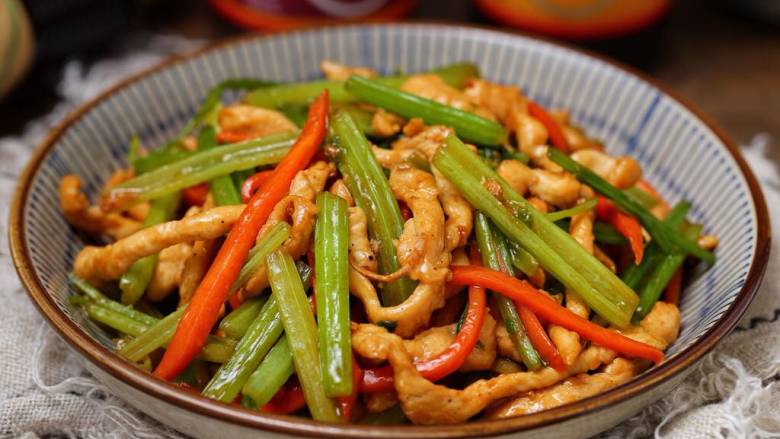 小炒鸡脯肉,一道营养下饭的小炒鸡脯肉就做好了!