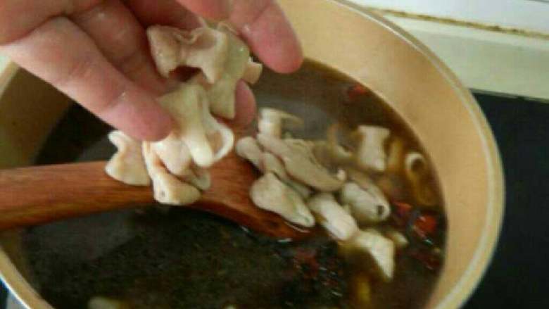 老北京炒肝,放入猪大肠煮5分钟。