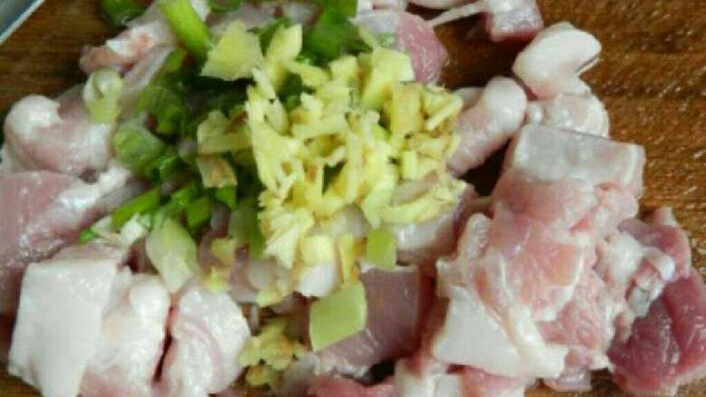 钟水饺,猪肉洗净切小块,加入葱姜碎。