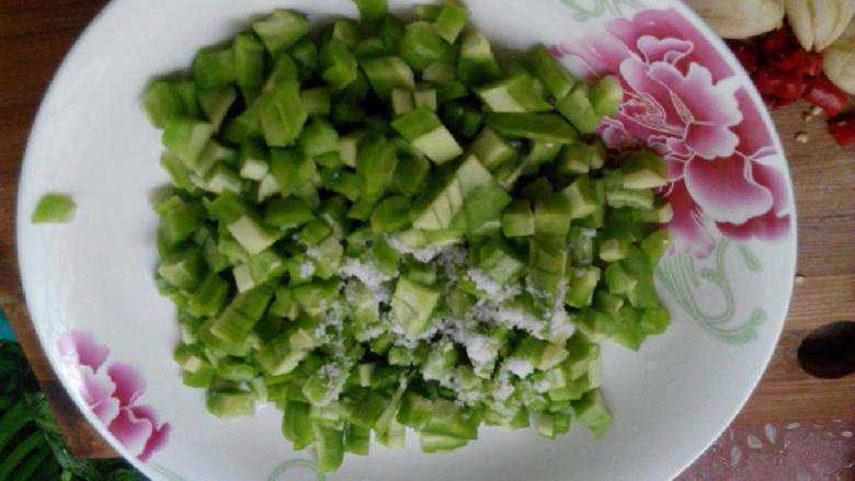 苦瓜丁炒蛋,再将苦瓜切成小丁状放置碗内，加1/2茶匙盐抓匀，静置10分钟，碗里渗出的水倒掉，