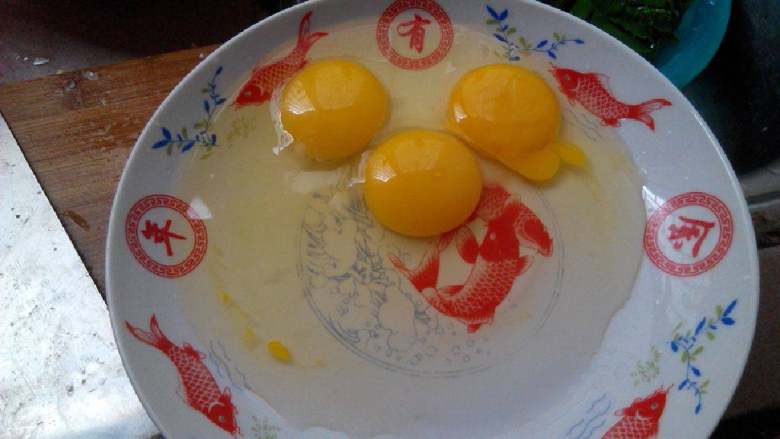 苦瓜丁炒蛋,打入<a style='color:red;display:inline-block;' href='/shicai/ 9'>鸡蛋</a>，搅拌均匀
