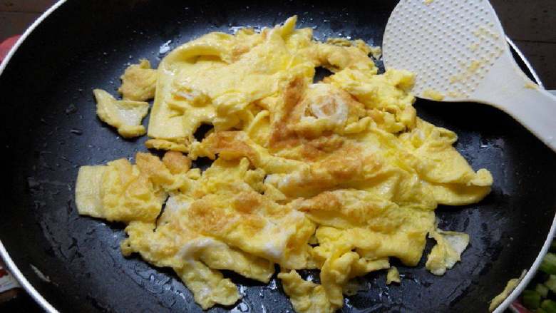 苦瓜丁炒蛋,看，鸡蛋煎的是不是很嫩很好看