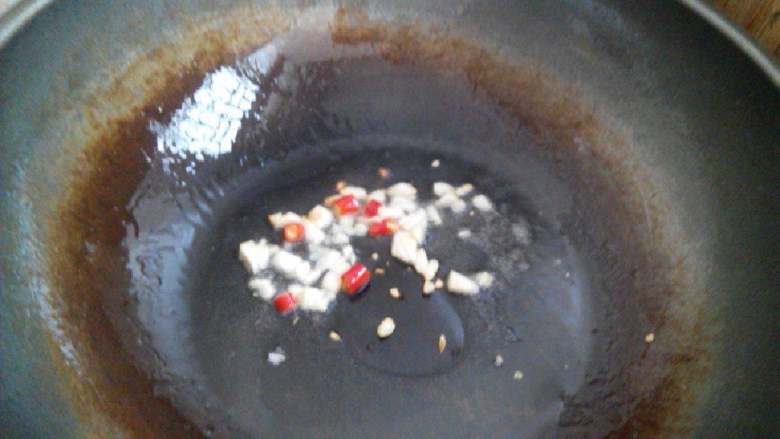 苦瓜丁炒蛋,热锅放油爆香蒜和辣椒