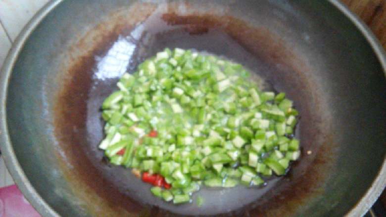 苦瓜丁炒蛋,倒入苦瓜翻炒断生