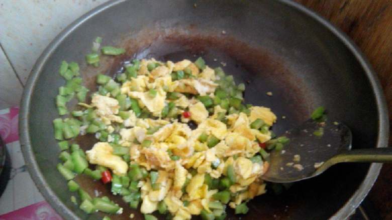 苦瓜丁炒蛋,鸡蛋倒入翻炒，待鸡蛋与苦瓜凝成小团儿。