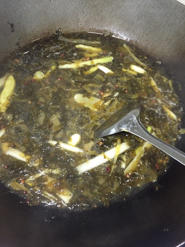 酸菜黄辣丁,锅置火上,热火冷油倒入酸菜包翻炒,出香味放入葱姜蒜和红<a style='color:red;display:inline-block;' href='/shicai/ 700'>花椒</a>翻炒至出香味加清水