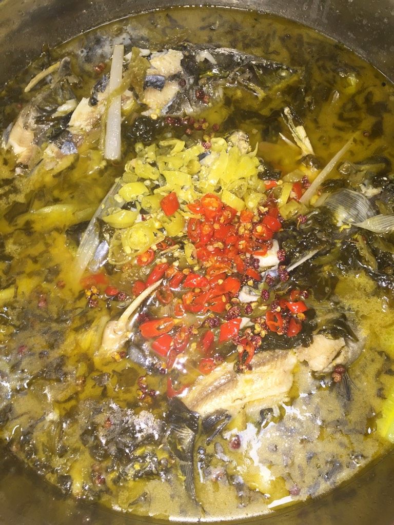 酸菜黄辣丁,重新锅中起油,油温八成热的时候浇在泡椒和花椒上,大功告成!
