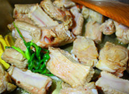 茶树菇烧排骨,倒入排骨煸炒,肉色呈现焦黄色时加料酒