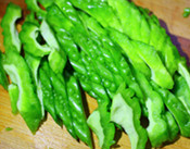 糟香枸杞拌苦瓜,苦瓜去籽切成条，在开水中略微汆烫马上捞起