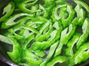 糟香枸杞拌苦瓜,苦瓜可以用冰水冷却后加入到糟卤中，添加一勺白糖，入冰柜冷藏腌制2小时