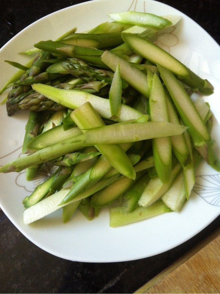 清炒芦笋,<a style='color:red;display:inline-block;' href='/shicai/ 122'>芦笋</a>洗净斜刀切片，<a style='color:red;display:inline-block;' href='/shicai/ 2794'>大蒜</a>切片，<a style='color:red;display:inline-block;' href='/shicai/ 233'>木耳</a>泡发