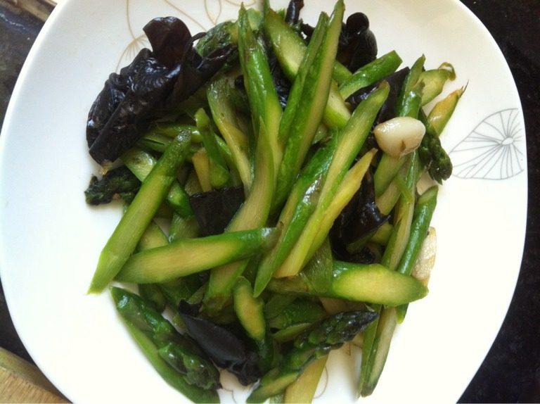 清炒芦笋,炒至芦笋变软加入盐，味极鲜调味，即可