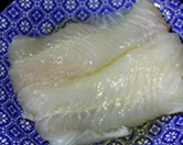 老干妈清蒸豆腐龙利鱼,<a style='color:red;display:inline-block;' href='/shicai/ 372'>龙利鱼</a>清洗干净后，用料酒和白胡椒粉腌制5分钟，切成块