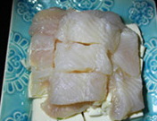 老干妈清蒸豆腐龙利鱼,蒸盘底部铺上<a style='color:red;display:inline-block;' href='/shicai/ 474'>内酯豆腐</a>块，再铺上腌制的龙利鱼块