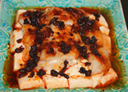 老干妈清蒸豆腐龙利鱼,倒适量<a style='color:red;display:inline-block;' href='/shicai/ 714'>鱼露</a>，铺上一层豆豉