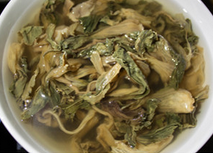 菜干老黄瓜大骨汤,菜干提前用清水浸泡，直到菜干全部舒展开来，清洗干净沥干备用