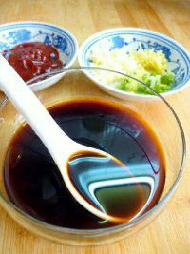糖醋里脊,将醋、糖、料酒、盐,少许水和淀粉混合成调味汁儿备用