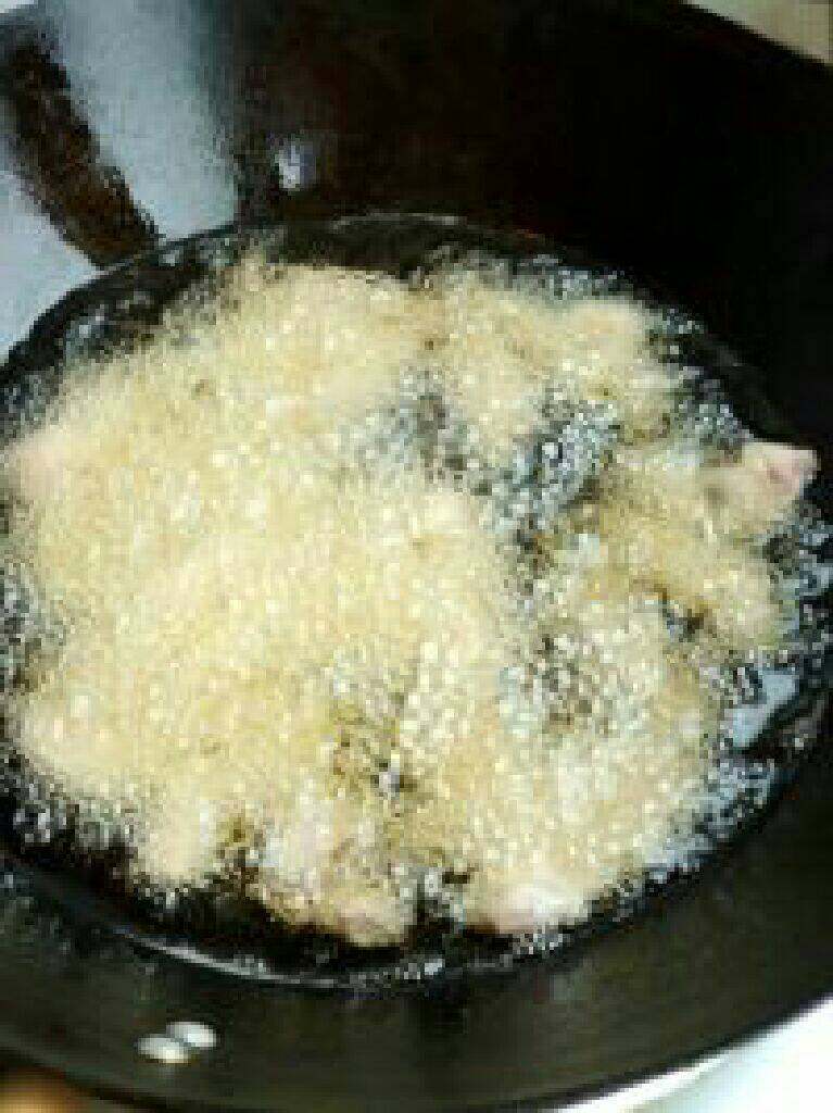 糖醋里脊,将粉浆倒入肉中,抓匀后加入少许色拉油拌匀