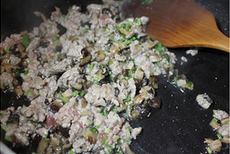藜麦三文鱼炒饭,锅内倒少许<a style='color:red;display:inline-block;' href='/shicai/ 851'>橄榄油</a>，煸炒香菇，再倒入肉碎一起翻炒，直到肉变色