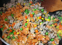 藜麦三文鱼炒饭,再倒入清洗干净的<a style='color:red;display:inline-block;' href='/shicai/ 8789'>杂菜</a>，最后倒入腌制过的三文鱼丁，可根据口味加盐调味